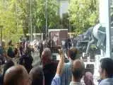 تنها زنی که در کنار مردان زیر تابوت اکبر عبدی رفت  -  حمله جمعیت را ببینید