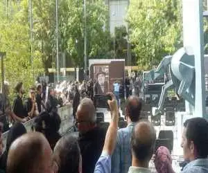 تنها زنی که در کنار مردان زیر تابوت اکبر عبدی رفت  -  حمله جمعیت را ببینید