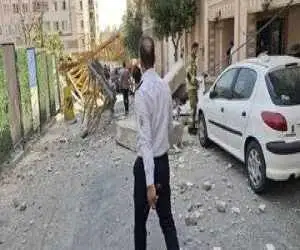 سقوط جرثقیل روی ساختمان مسکونی -  عکس