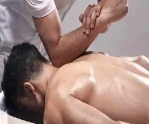 عواقب ماساژهای غیراصولی که شاید ندانید  -  به این علت از دیگران نخواهید روی پشت تان راه بروند