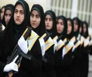 تصویر  -  این دو زن با چشمان بسته کلاشینکف را باز و بسته می کنند!
