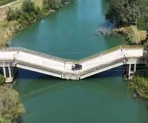 پلی فروریخته که همچنان پل است