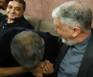 عادل فردوسی پور دست وزیر دولت پزشکیان را بوسید  -  فیلم لحظه جنجالی که در مراسم ختم اکبر عبدی رخ داد را ببینید