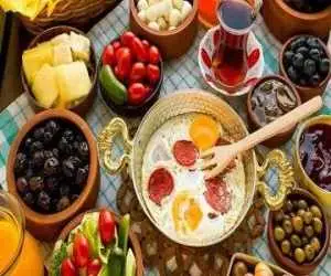 اینفوگرافیک  -  5 ماده غذایی برای رفع کسالت صبحگاهی