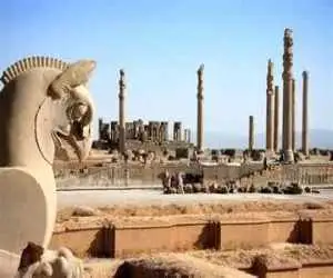 تصویر  -  تصویری از میدان ایران در کشور آرژانتین با نمادی از تخت جمشید