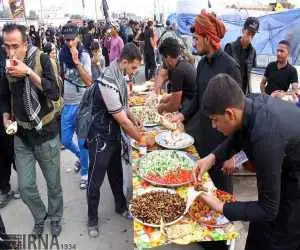 از غذا تا شارژ موبایل؛ رقابت موکب ها در عراق برای رفع نیاز زائران اربعین