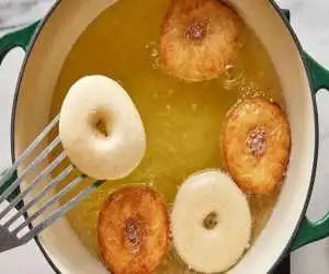 چگونه دونات خانگی درست کنیم ؟ ؛ درست کردن دونات خانگی نرم و پف دار با روکش شکلاتی
