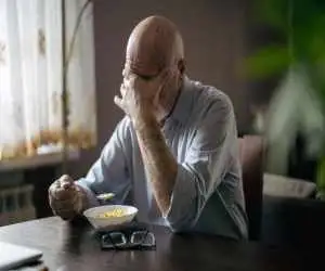 چرا آدم های تنها بیشتر در معرض کمبود ویتامین هستند؟