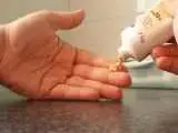 اگر ضدآفتاب خارجی می خرید این هشدار را بخوانید  -  به آنلاین شاپ های پزشکان و داروسازان اعتماد کنیم؟