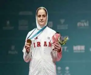 تصویر  -  زانو زدن مقابل پرچم ایران؛ اوج احترام و افتخار