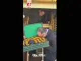 لحظه تعویض پرچم گنبد مطهر حرم امام رضا (ع)  -  ویدئو