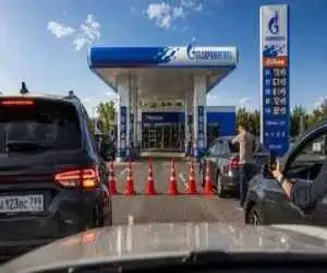 جنگ به پمپ بنزین های روسیه رسید؛ صف های طولانی با سهمیه بندی -  پهپادهای اوکراینی تا 2500 کیلومتری پیش رفتند -  پوتین در محاصره بحران سوخت + تصاویر