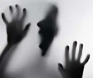 اسارت دختر جوان در خانه 3 مرد شیطان صفت  -  آنها دست و پایم را بستند و...