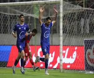 تصویر  -  شادی خاص گلزن استقلال؛ آزادی گل را به فرزندش تقدیم کرد!