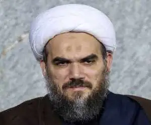 لحظه احساسی حضور داماد رهبر شهید و پدر زهرای شهید 14 ماهه در رواق دارالذکر