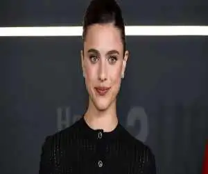 کفش های جالب خانم بازیگر جنجالی شد + عکس