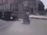 ویدئوی وایرال شده از تصادف جالب دو دختر موتورسوار با یک تریلی