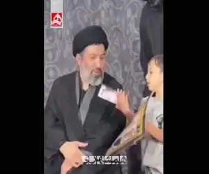 فرزند رهبر شـهید و تصاویری از گفتگوی یک کودک با وی + ویدئو  -  نشان دادن عکسی از آقای شـهید و تلاش برای ثبت عکس سلفی