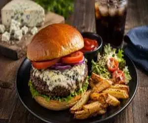 آماده اید با پنیر بلوچیز یک همبرگر با طعمی متفاوت درست کنیم؟