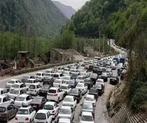 قابل توجه مسافران؛ ترافیک سنگین در محورهای شمالی -  این جاده از ساعت 13 امروز یکطرفه می شود