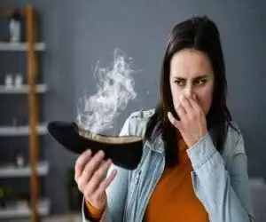 اینفوگرافیک  -  با چند ترفند ساده، بوی بد کفش ها را سریع از بین ببرید!