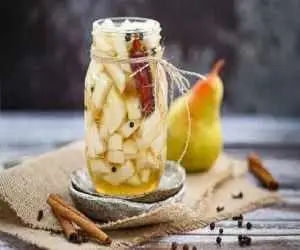 ترشی گلابی خانگی؛ چاشنی متفاوت و خوش طعم برای کنار غذا + درست کردن