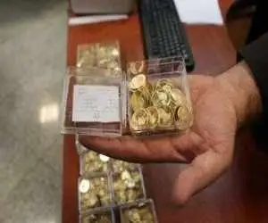 تصویری قدیمی از ویترین یک سکه فروشی در خیابان جمهوری -  سکه در سال 81 با چه قیمتی به فروش می رفت؟ -  این قیمت های جالب را ببینید