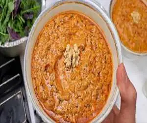 کال جوش؛ درست کردن غذای سنتی تهرانی با کشک، گردو و گوجه