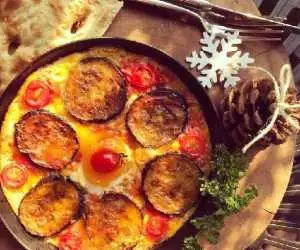 ورقه گیلانی؛ ساده ترین غذایی که می توان با بادمجان و گوجه پخت
