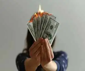 10 عادت رایج که بی سروصدا پول تان را هدر می دهند