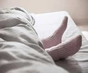 آیا پوشیدن جوراب هنگام خواب خوب است؟؛ این افراد نباید با جوراب بخوابند