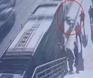 ویدیو  -  لحظه تلخ سقوط یک کودک روی ریل مترو پراگ