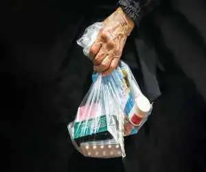 معاون وزیر بهداشت: افزایش قیمت دارو اجتناب ناپذیر، اما هم مردم ناراضی اند هم صنعت  -  هلدینگ های دولتی دارو باید در شرایط بحران بیشتر نقش آفرینی کنند
