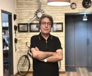 نمایش (کورش) به نویسندگی و کارگردانی نادر برهانی مرند در تئاتر شهر روی صحنه می رود