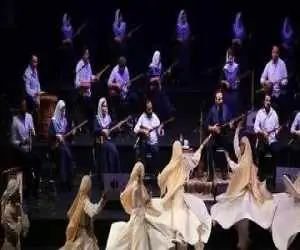 تنبورنوازان (نسل خلیل) در تالار وحدت روی صحنه می روند