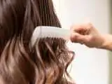 آیا شامپو واقعا باعث ریزش موها  می شود؟  -  به این علت شامپو را به ساقه موهایتان نزنید
