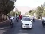 بازداشت اشخاص اجاره ای رژه خودرویی منسوب به منافقین در کرج -  متهمان: برای جشن تولد و رژه پول دریافت و اجرا کردیم -  پرچم با مضمون (61 سال ایستادگی)