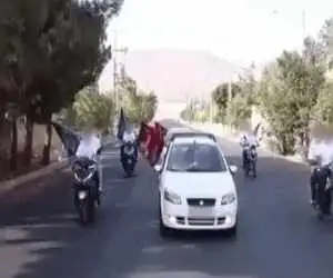 بازداشت اشخاص اجاره ای رژه خودرویی منسوب به منافقین در کرج -  متهمان: برای جشن تولد و رژه پول دریافت و اجرا کردیم -  پرچم با مضمون (61 سال ایستادگی)