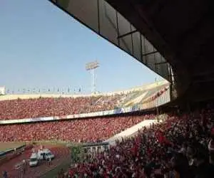 عکس -  تیپ خاص هوادار پرسپولیس در ورزشگاه