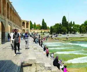 در آغوش زاینده رود  -  بررسی حضور پرشور شهروندان و گردشگران در حاشیه زاینده رود در روزهای پایانی تابستان