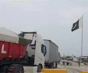 صف کامیون های ایرانی در ریمدان؛ دلایلی که کامیون ها هفته ها در مرز معطل می شوند