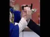 مچ اندازی نفر سوم جهان با خانم مجری روی آنتن زنده  -  ویدئو