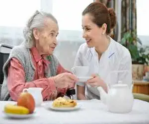 چند توصیه مهم به خانواده های بیماران آلزایمر: از ممنوعیت گرسنگی تا اجبار به خانه نشینی