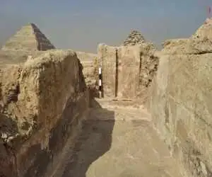 او واقعاً جادوگر بود یا کارمند؟  -   نگهبان اسرار فرمان های سلطنتی از زیر شن ها بیرون آمد  + تصاویر