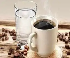 آب قبل از قهوه صبح؛ چرا متخصصان توصیه می کنند اول یک لیوان آب بنوشید؟