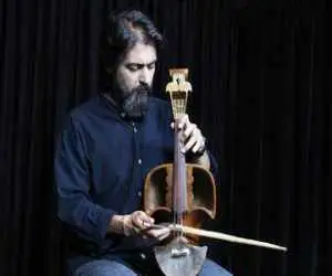 به یاد علی حاتمی و و برای بزرگداشت حسین علیزاده و ارسلان کامکار؛ پوریا اخواص روی صحنه می رود