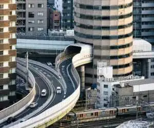 وقتی اتوبان از میان برج عبور می کند!  -  معماری غیرممکن در قلب اوزاکا