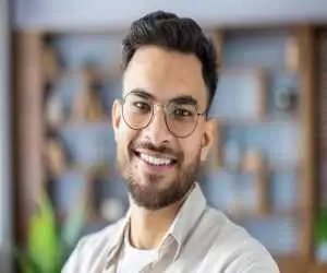 چطور لبخند باعث افزایش اعتماد به نفس می شود؟