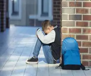 چرا با غریبه ها راحت تر درد دل می کنیم تا با خانواده؟