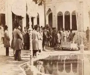 تصویر  -  ناصرالدین شاه در حال بررسی هدیه ای از هند